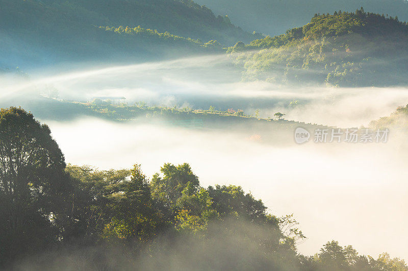 在Doi angkhang清迈自然景观风景秀丽的日出在泰国北部